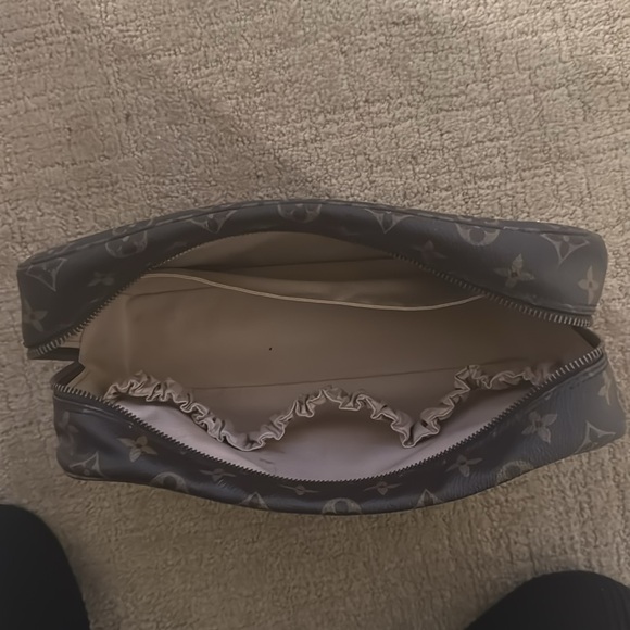 LV Monogram Trousse Toilette 28 - Picture 6 of 7